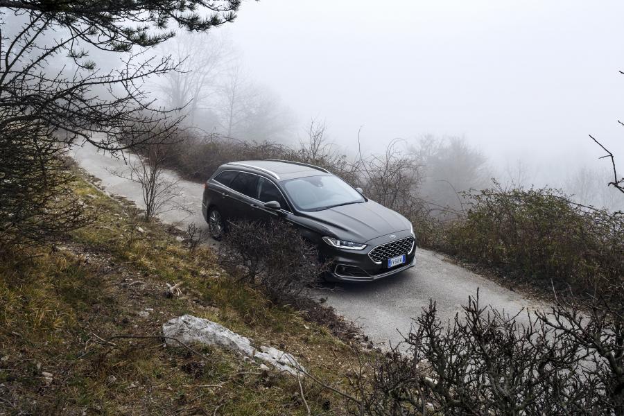  Ford Vignale Mondeo Hybrid Turnier 2019 года  (WW) (фото 9 из 15)